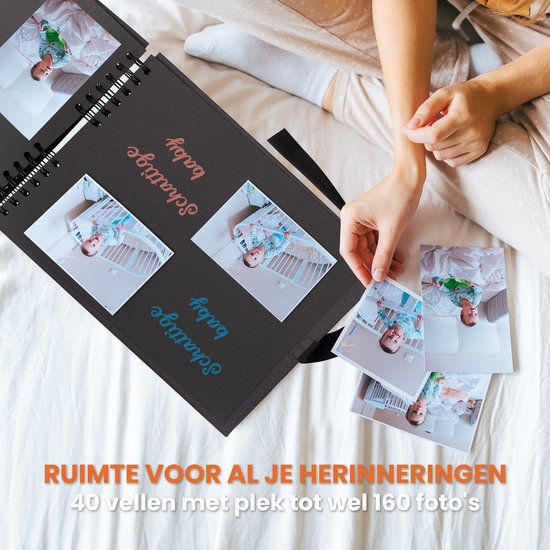 Een vrouw met een babyfotoalbum met babyfoto's. De tekst 'Ruimte voor al je herinneringen' staat onderaan.