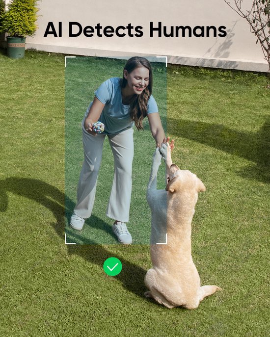 Vrouw speelt met een hond in de tuin, camera detecteert mensen.