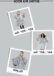 Collage toont meisjes en een vrouw in een grijze hoodie deken met witte sterren. Afmetingen vermeld: mt. 104-134, mt. 134-164, Fits all.