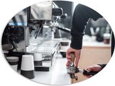 PVC Schuimplaat Ovaal - Koffiezetapparaat - Koffie - Drinken - Bekers - 96x72 cm Foto op Ovaal (Met Ophangsysteem)