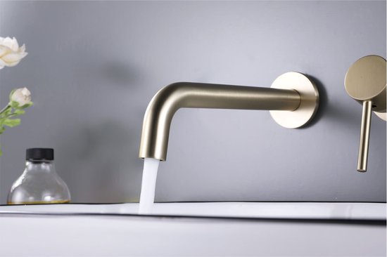 Gouden inbouwkraan met gebogen uitloop en één hendel, met stromend water.