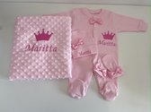 SZN Designs - Kraamcadeau meisje - Pyjama set met deken - Koon - Roze/Fuchsia - Geborduurd met naam