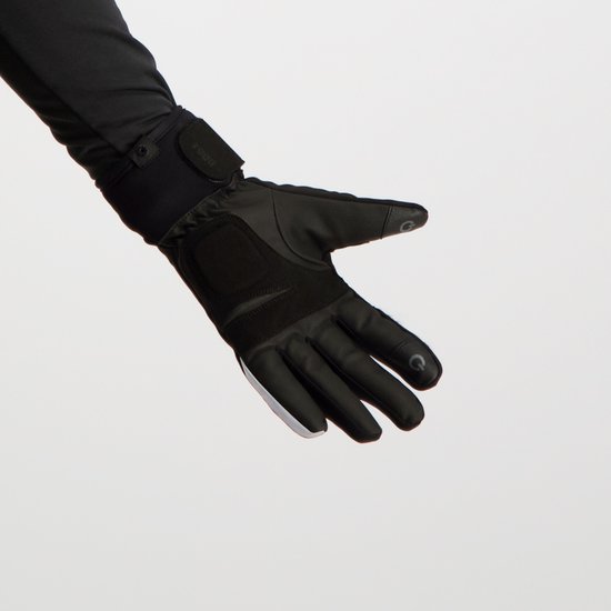 Close-up van een zwarte fietshandschoen met versterkte handpalm en logo.