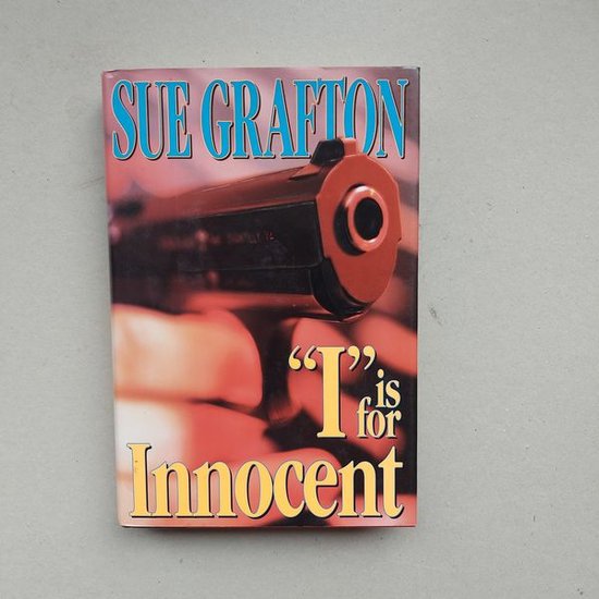 Boek "I" is for Innocent van Sue Grafton, met een pistool op de cover.