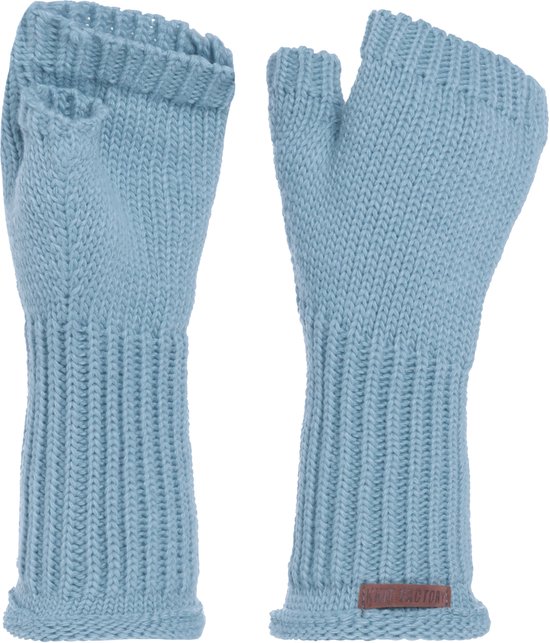 Lichtblauwe gebreide vingerloze handschoenen van de Knit Factory met een geribde boord en een bruin label met logo.