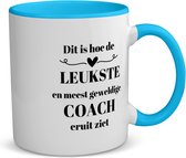 Akyol - dit is hoe de leukste en meest geweldige coach eruit ziet koffiemok - theemok - blauw - Coach - meest leukste coach - sport - verjaardag - cadeautje voor coach - coach artikelen - kado - geschenk - 350 ML inhoud