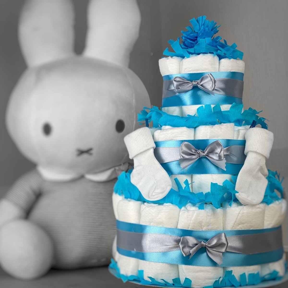 Goedkoopste Luiertaart jongen 3-laags met 45 A-merk pampers en XL kaart - kraamcadeau - babyshower- pampertaart