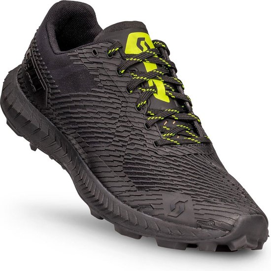 Zwarte Scott trailrunningschoen met opvallende gele veters en een golvend patroon op het bovenwerk.