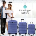 Man (186cm) en vrouw (173cm) tonen de drie maten blauwe Voyageux reiskoffers, met afmetingen van 77cm, 66cm en 57cm.