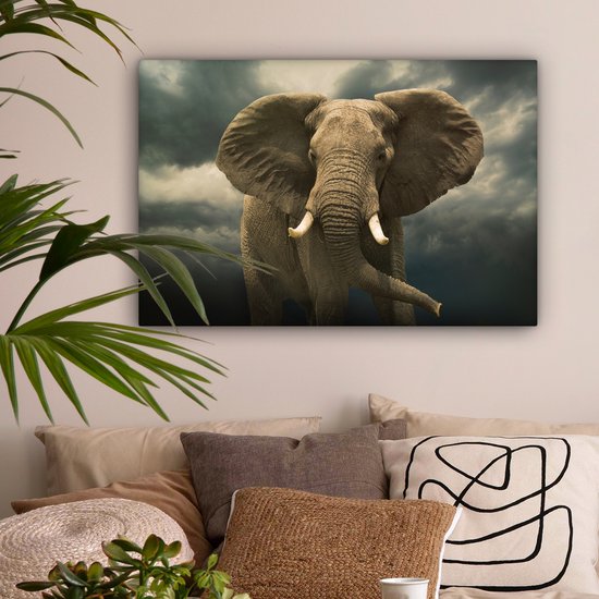 Peintures sur toile - Éléphant d'Afrique contre les nuages sombres - 150x100 cm - Décoration murale