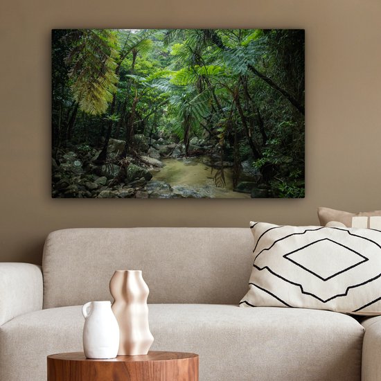 Canvas schilderij 180x120 cm - Wanddecoratie Riviertje in tropische jungle - Muurdecoratie woonkamer - Slaapkamer decoratie - Kamer accessoires - Schilderijen