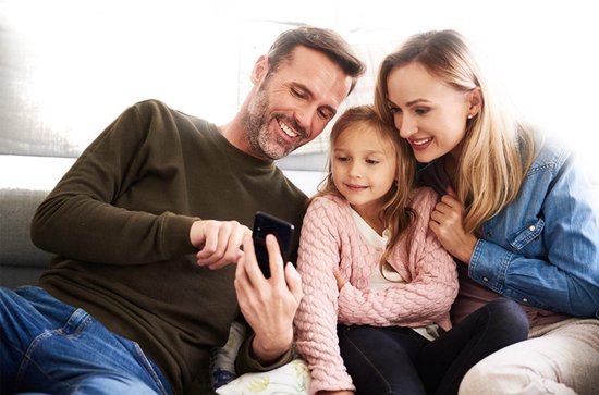 Vanaf 2026 vernieuwd: DayClock Generations10 Zwart met Zwarte Lijst; Dementieklok / Seniorenklok met verbeterd en onbeperkt beeldbellen, YouTube-video's, foto's, berichten en meer (met 3 maanden gratis abonnement)