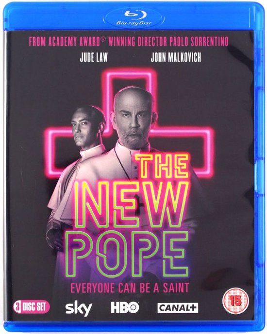 De cover van The New Pope Blu-ray disc met Jude Law en John Malkovich in religieuze kledij met een neonroze kruis op de achtergrond.