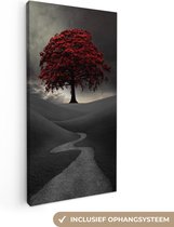 Canvas Schilderij Een zwart-wit foto met een grote rode boom - 40x80 cm - Wanddecoratie