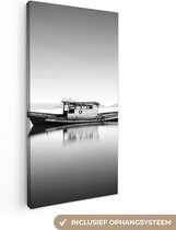 Canvas Schilderij Verlaten boot in het water zwart-wit - 40x80 cm - Wanddecoratie