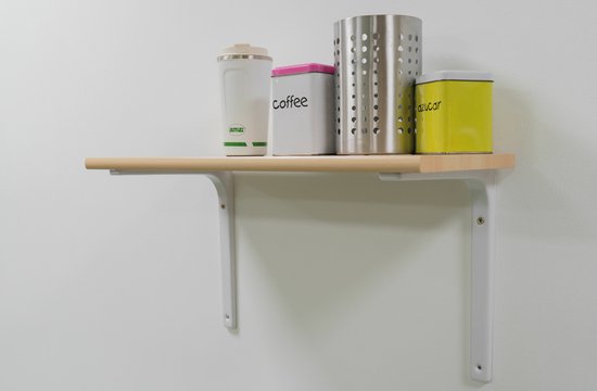 Deux équerres blanches soutiennent une étagère en bois avec des accessoires de cuisine.