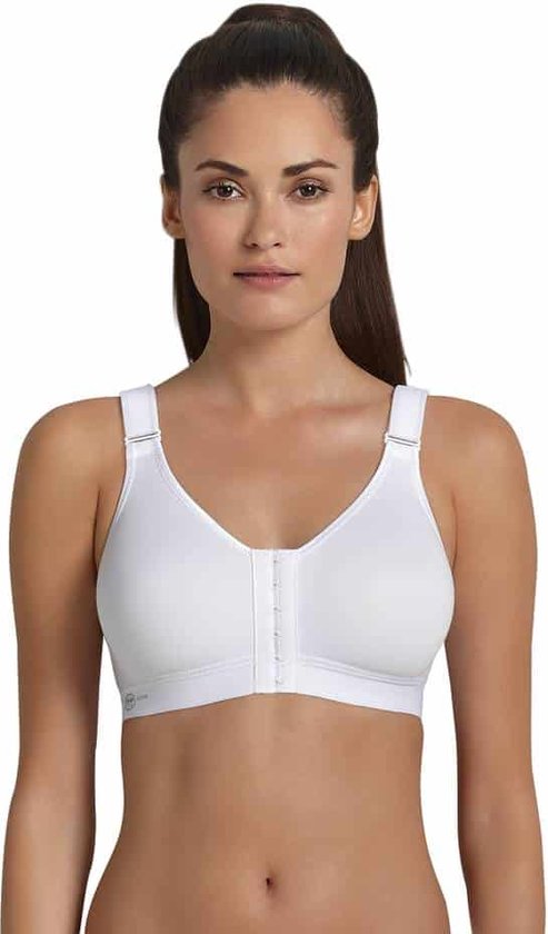Model met witte sportbeha met voorsluiting en verstelbare bandjes.