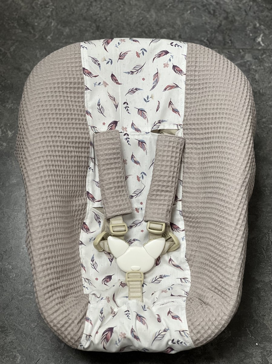 stokke newborn hoes zand kleur veertjes roze