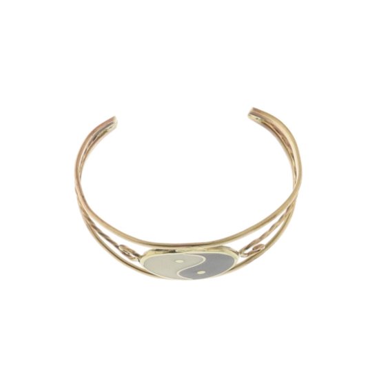 Gouden klemarmband met een zwart-wit yin-yang symbool in het midden.
