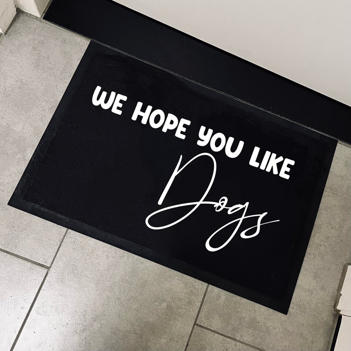 Deurmat met tekst-house warming cadeau-We hope you like dogs-Grappige deurmat-verjaardag cadeau man vrouw-Deurmat binnen-60x40cm
