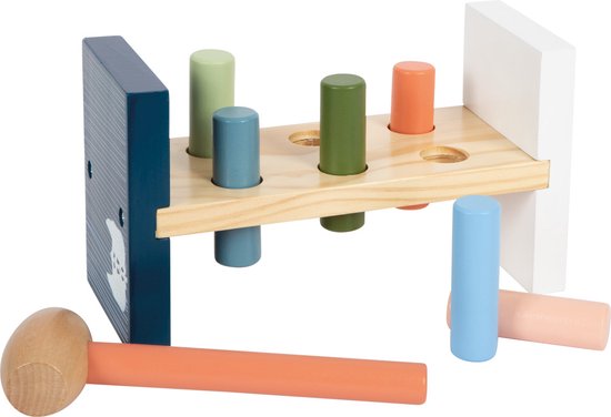 Houten hamerbank met donkerblauwe staander met witte afbeelding, zes kleurrijke pinnen en een hamer met oranje steel.
