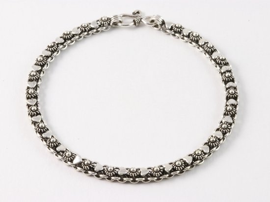 Fijne bewerkte zilveren schakelarmband met hartjes - 17.5 cm.