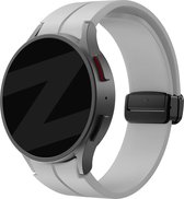 Bandz siliconen band met D-Buckle geschikt voor Galaxy Watch 6 / 6 Classic / 5 40mm & 44mm / 5 Pro / 4 & Watch 4 Classic - Hoogwaardig siliconen materiaal smartwatch bandje met magneetsluiting - lichtgrijs siliconen bandje
