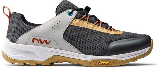 Grijze fietsschoen met oranje veters, gele accenten en een bruine Vibram zool. NW logo op de zijkant.