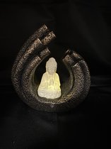 Polyresin solarlamp "zittende boeddha" - model 1 - brons kleurig- met 1 LED - Staand model - hoogte 14.5 x 6 x 15 cm - Tuindecoratie - Tuinverlichting