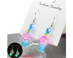 foto van Akyol - Milkshake oorbellen - tea oorbel - bubble tea - bubble tea oorbellen - leuke oorbellen - oorbellen dames - oorbellen voor meiden - verjaardagscadeau