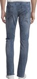 Man draagt blauwe jeans, gefotografeerd vanaf de achterkant.