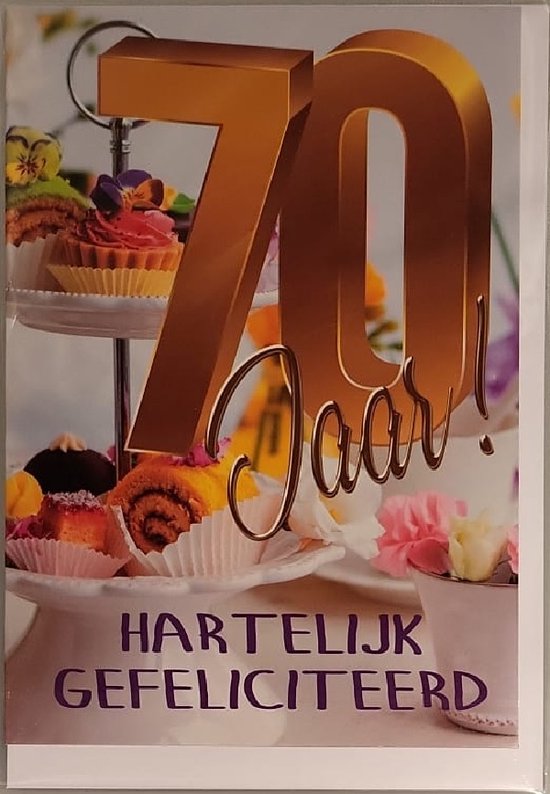 70 jaar! Van harte gefeliciteerd met je verjaardag. Een mooie kaart met allemaal lekkers op de schaal. Een leuke kaart om zo te geven of om bij een cadeau te voegen. Een dubbele wenskaart inclusief envelop en in folie verpakt.