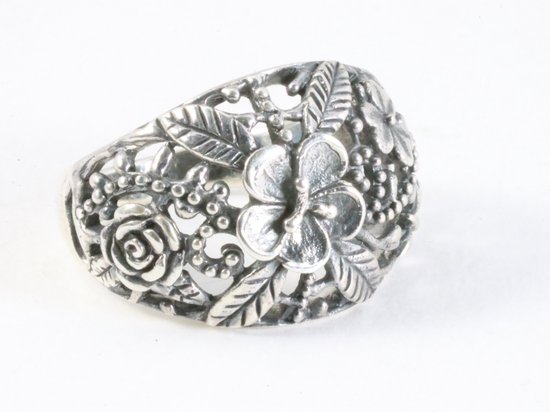 Brede opengewerkte zilveren ring met bloemen motief - maat 17