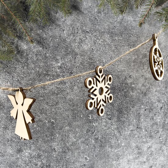 Houten engelen-, sneeuwvlok- en kerstballen ornamenten hangen aan een touw voor een grijze, gegreineerde achtergrond met dennentakken.