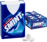 Blauwe Smint dispenser met "S" logo, met 3 mintpastilles ernaast. Doosje Smint mint xylitol suikervrij.