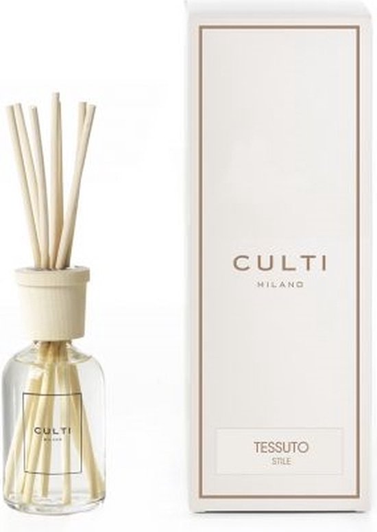 Culti Stile Classic Tessuto geurstokjes in een glazen flesje met houten stokjes. De verpakking is wit met een gouden rand en het logo "CULTI MILANO".
