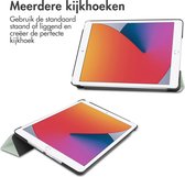 iMoshion Trifold Tablet Hoes & Screenprotector Gehard Glas Geschikt Apple iPad 9 (2021) 9e generatie / iPad 8 (2020) 8e generatie / iPad 7 (2019) 7e generatie tablethoes - Lichtgroen