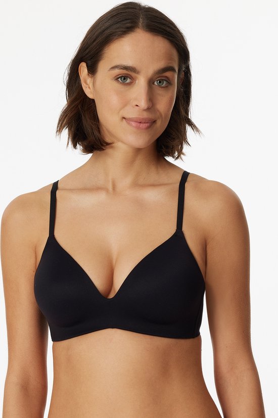 Model met zwarte, beugelloze bh met voorgevormde cups en dunne bandjes.