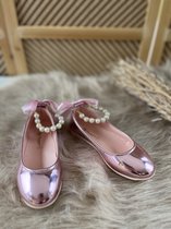 meisjesschoenen-luxe feestschoenen- leren ballerina's- roze kleur-glanzend- vintage stijl-sierstrik -enkelsieraad-parels-siersteentjes-bruidsmeisjes-bruiloft-feest-verjaardag-fotoshoot- maat 21