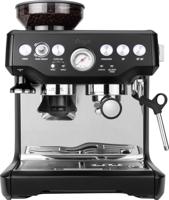 Zwarte Sage Barista Express espressomachine met bonenreservoir, filterdrager met gemalen koffie en een zilverkleurige lekbak.
