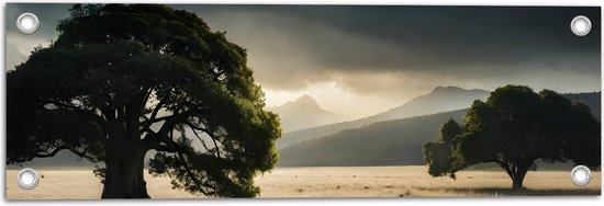 Tuinposter – Landschap - Bomen - Gras - Bergen - Wolken - 60x20 cm Foto op Tuinposter (wanddecoratie voor buiten en binnen)