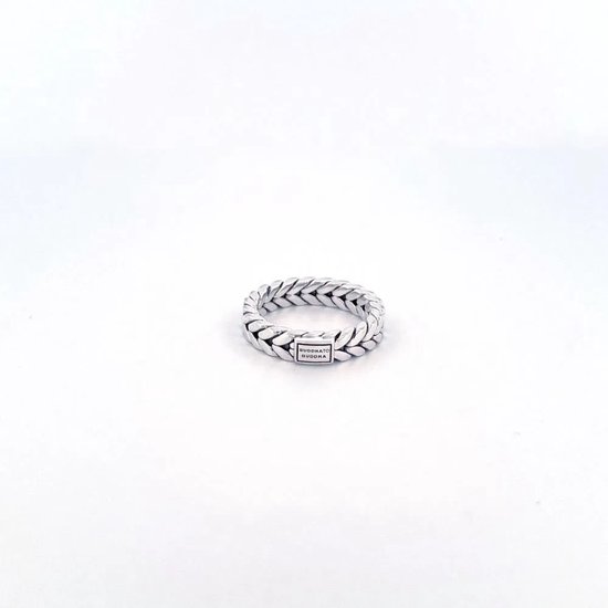 Zilverkleurige ring met gevlochten patroon en Buddha to Buddha logo.