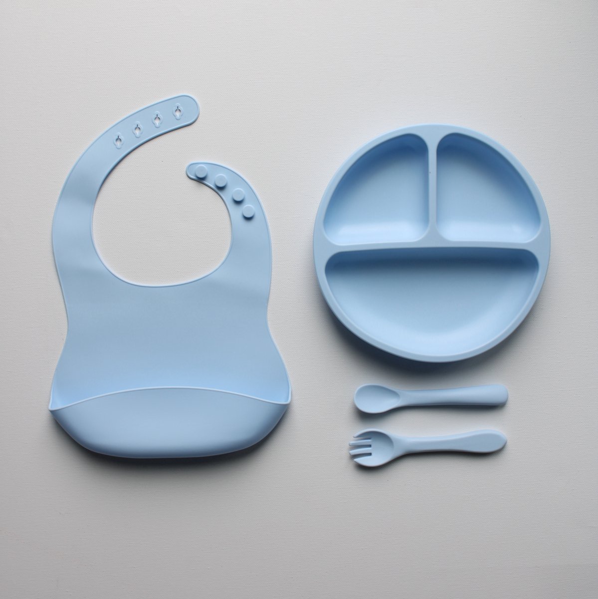 4Beebies 4 delige Baby servies set inc. slabbetje - 100% Siliconen - Kinderservies - BPA vrij - Antislip - Magnetron en Vaatwasserbestendig - Makkelijk schoonmaken - Blauw