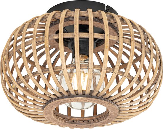 Oosterse plafondlamp met naturel rotan kooi en een zwarte basis. Een doorzichtige Edison-lamp is zichtbaar.