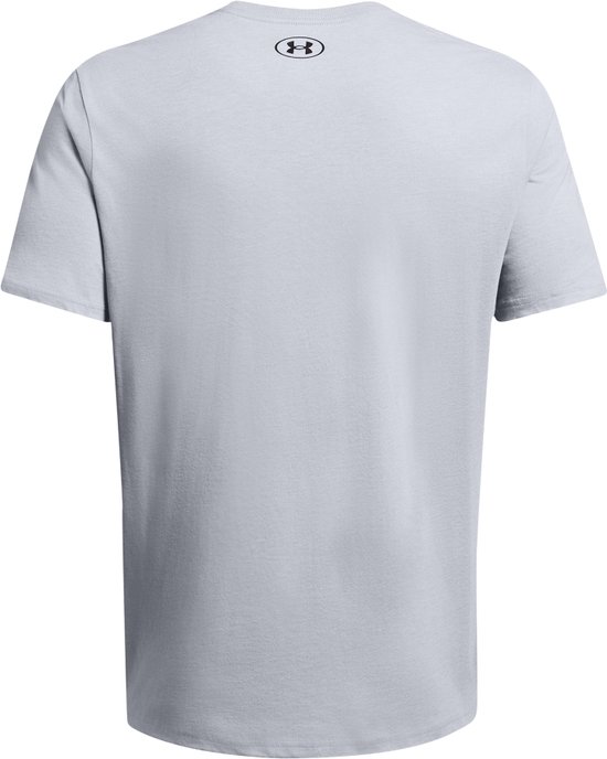 Achterkant van een lichtgrijs Under Armour sportshirt met een klein zwart logo op de nek.
