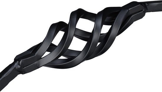 Close-up van de gedraaide, zwart metalen handgreep van een houtmand.
