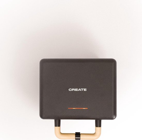 Zwart tosti-ijzer met 'CREATE' logo en oranje indicatielampje, gesloten.