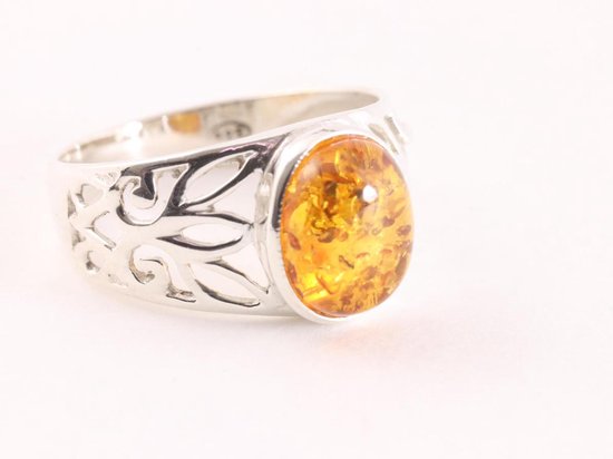 Opengewerkte zilveren ring met amber - maat 16
