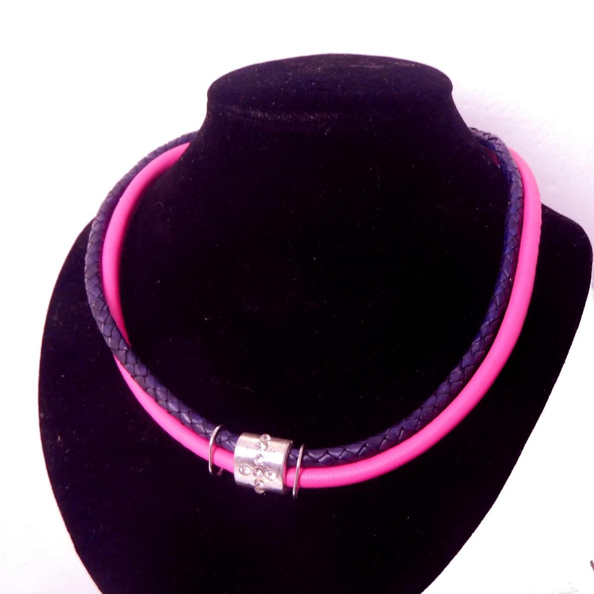 Chic collier - van roze en paars echt leer - met sliders - magneetslot - en Cubic Zirconia