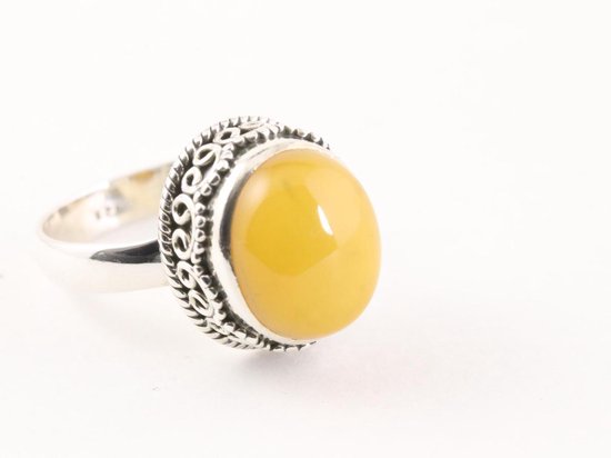 Traditionele bewerkte zilveren ring met gele amber - maat 18.5